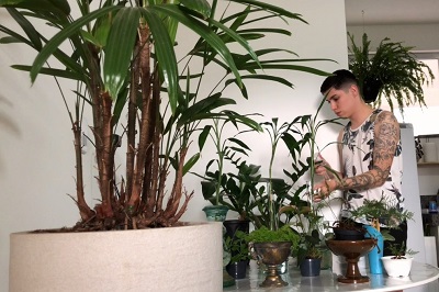 Anthony cuidando de suas plantas